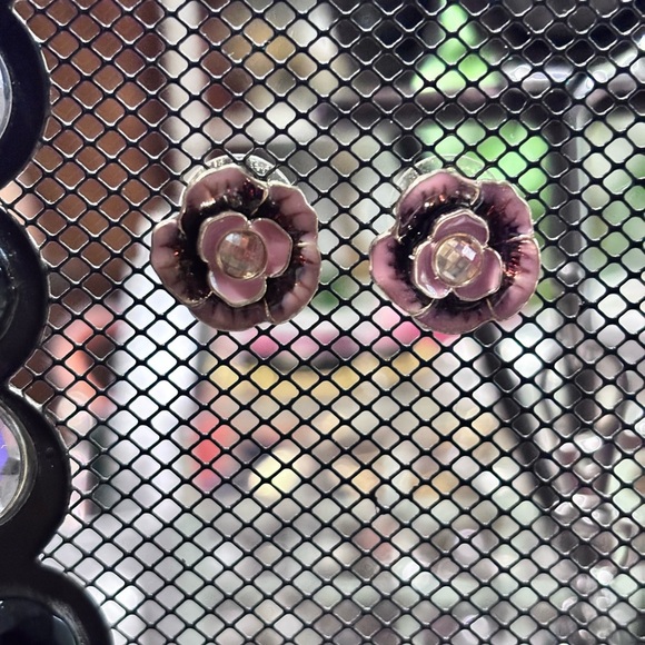 Vintage Elegant Pink and Gold tone Floral stud Earrings - Picture 2 of 3